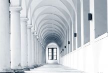 designov� vliesov� tapeta Columns Gallery